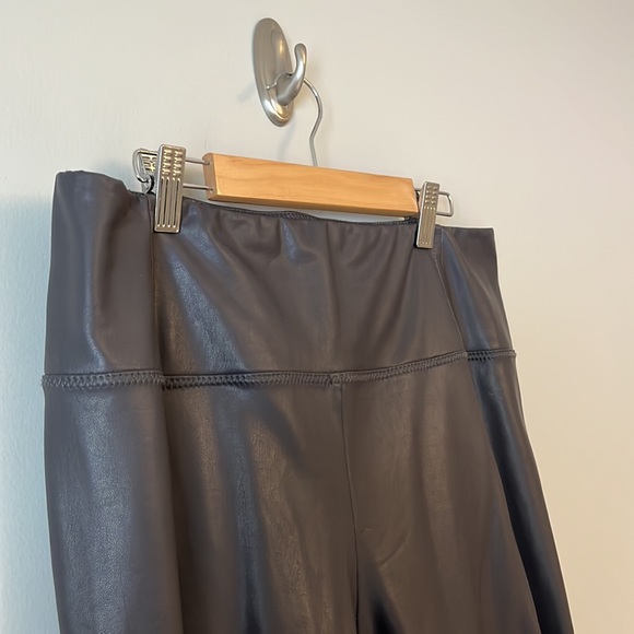 Grey high-rise faux leather leggings - Picture 2 of 2